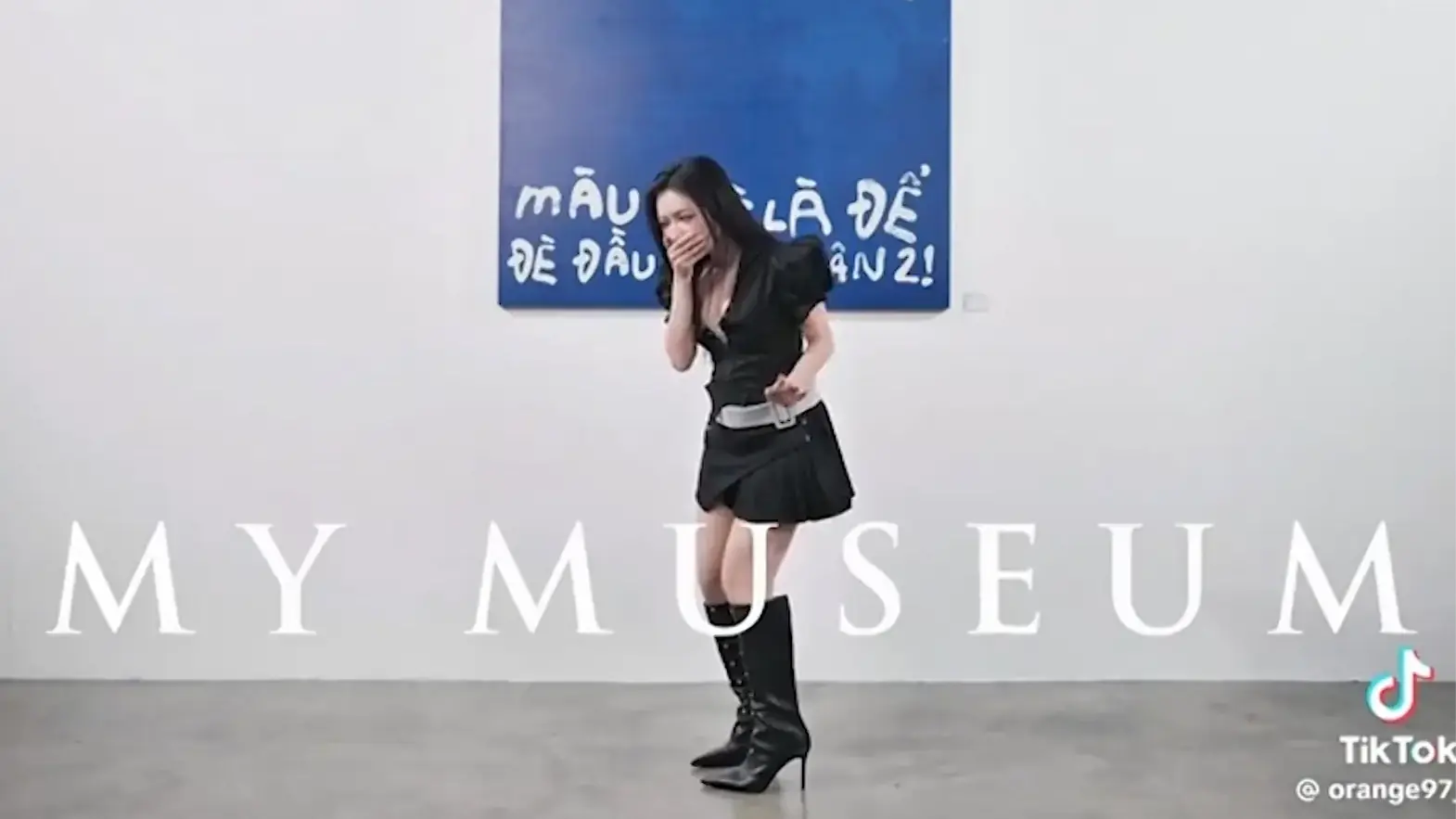 Ca sĩ Orange tổ chức fan meeting với ý tưởng 'bảo tàng'